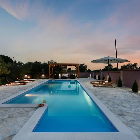 Marija Zadarvillas *