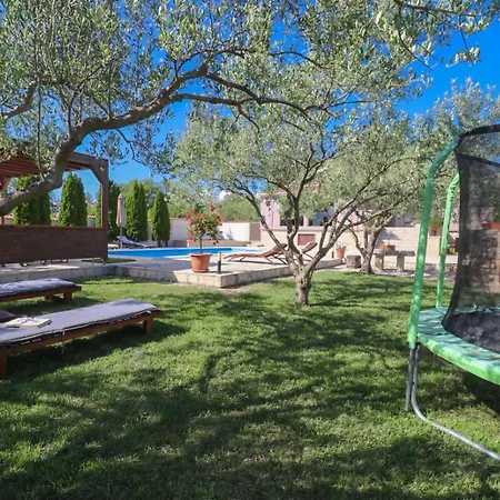 Marija Zadarvillas *