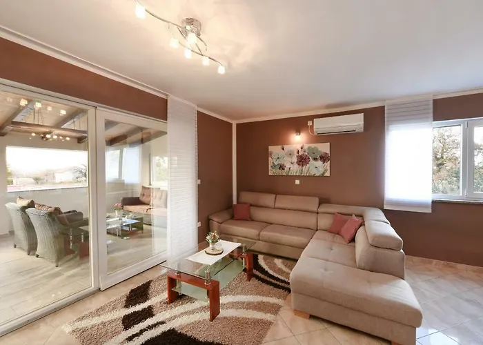 Marija Zadarvillas Vila Policnik